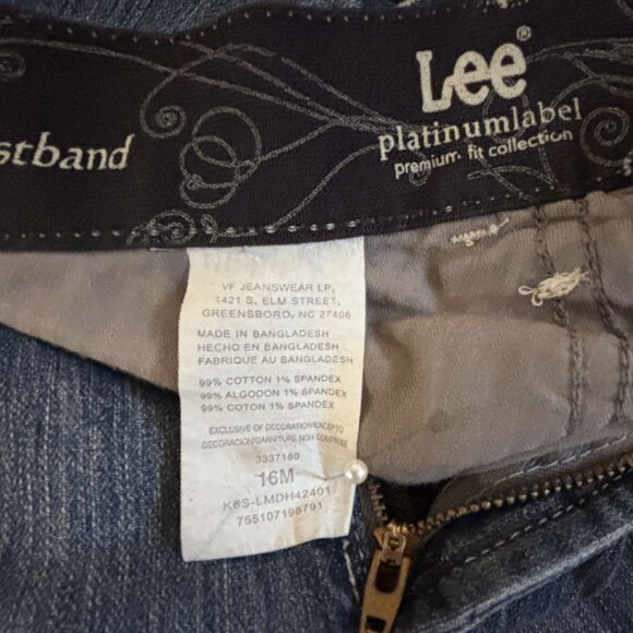 Women's Lee Platinum label denim capri.  Size 16M.  Very good condition. - Picture 2 of 8